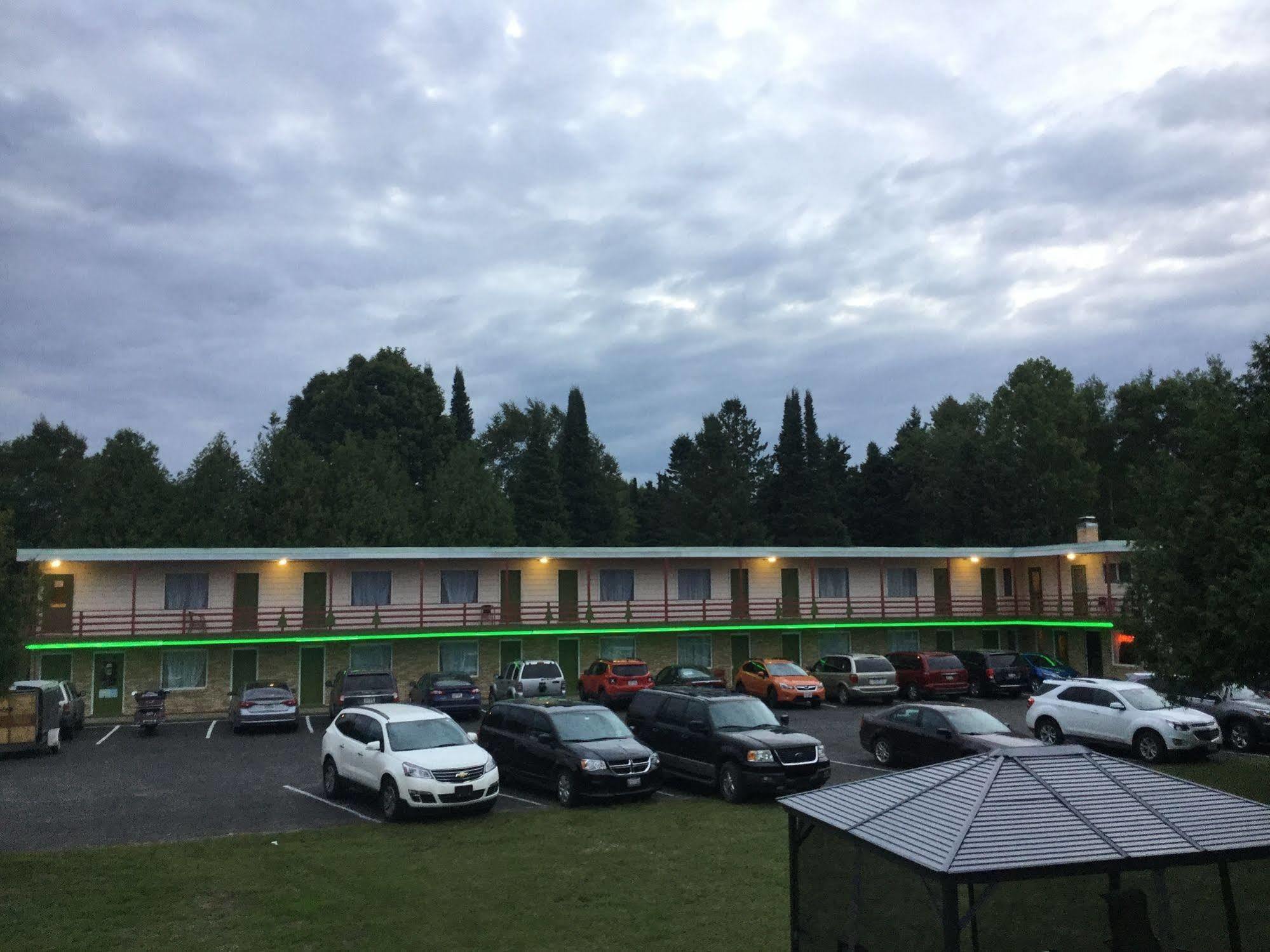 איירונווד Cedars Motel מראה חיצוני תמונה